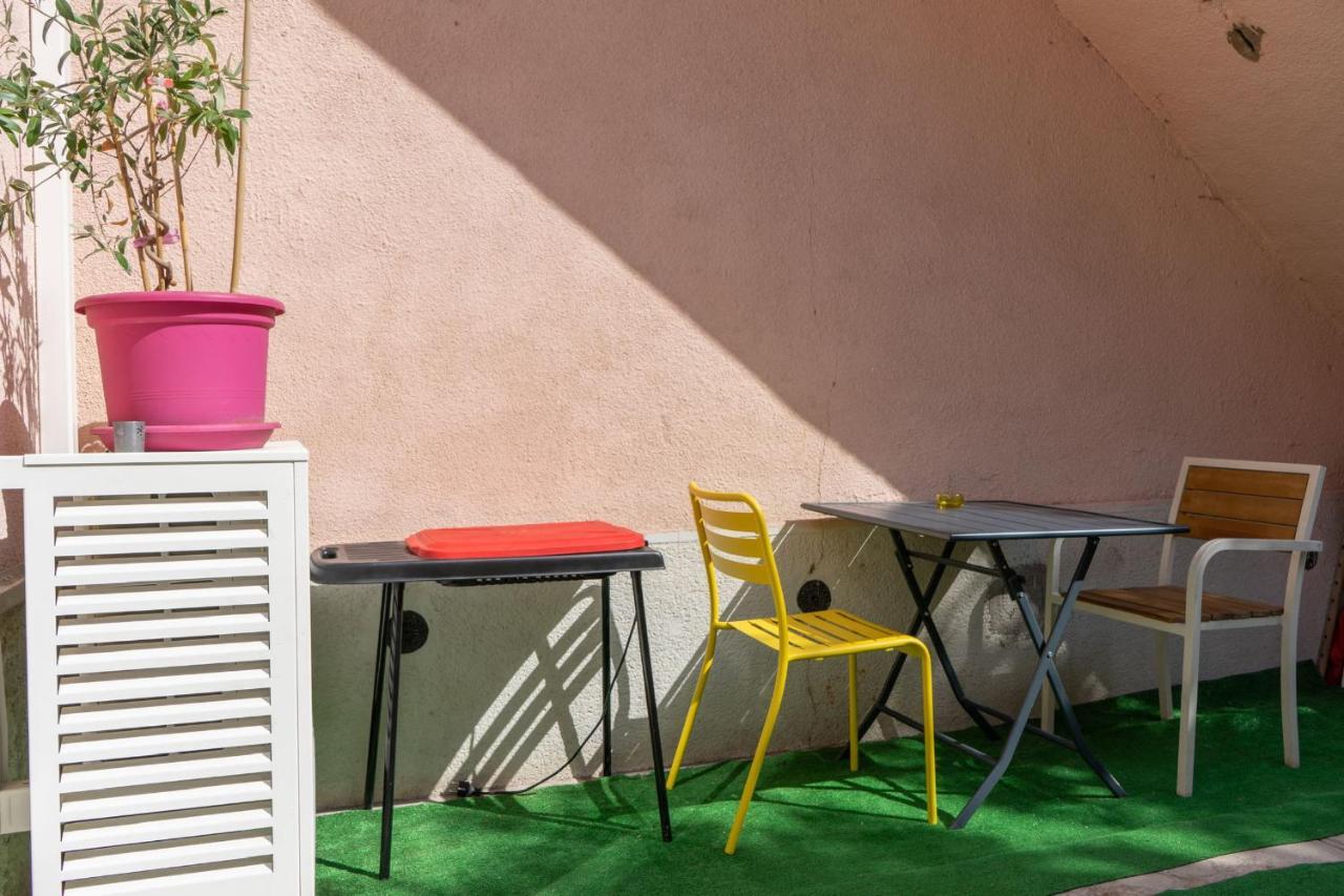 Le Petit Nid Des Chutes Lavies Hotel Marseille Exterior photo